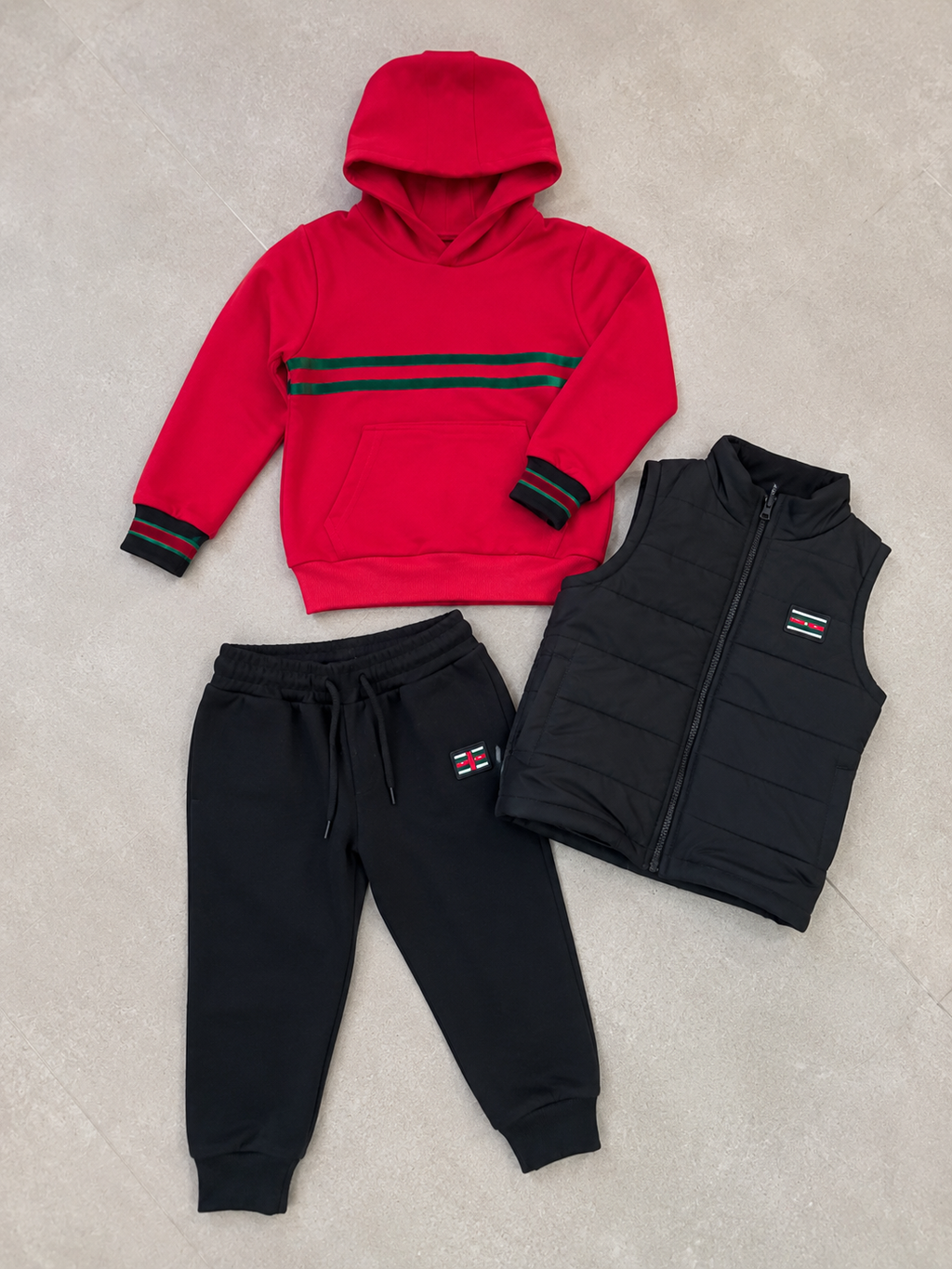 felpa con cappuccio + pantalone jogger + gilet leggero