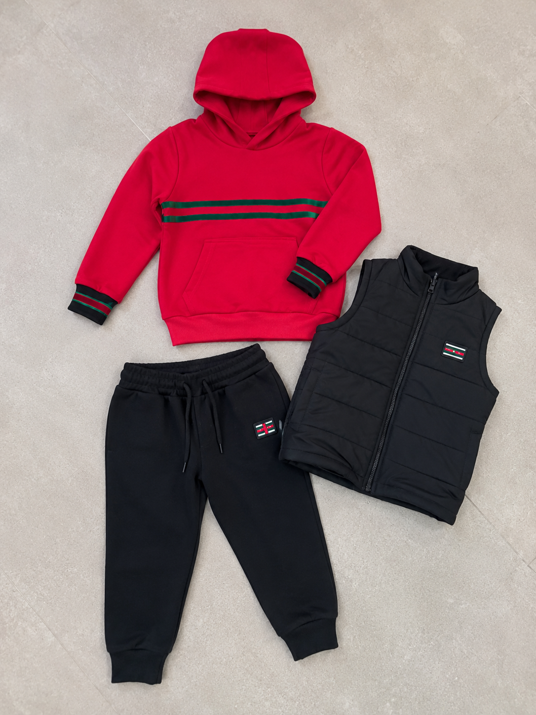 felpa con cappuccio + pantalone jogger + gilet leggero