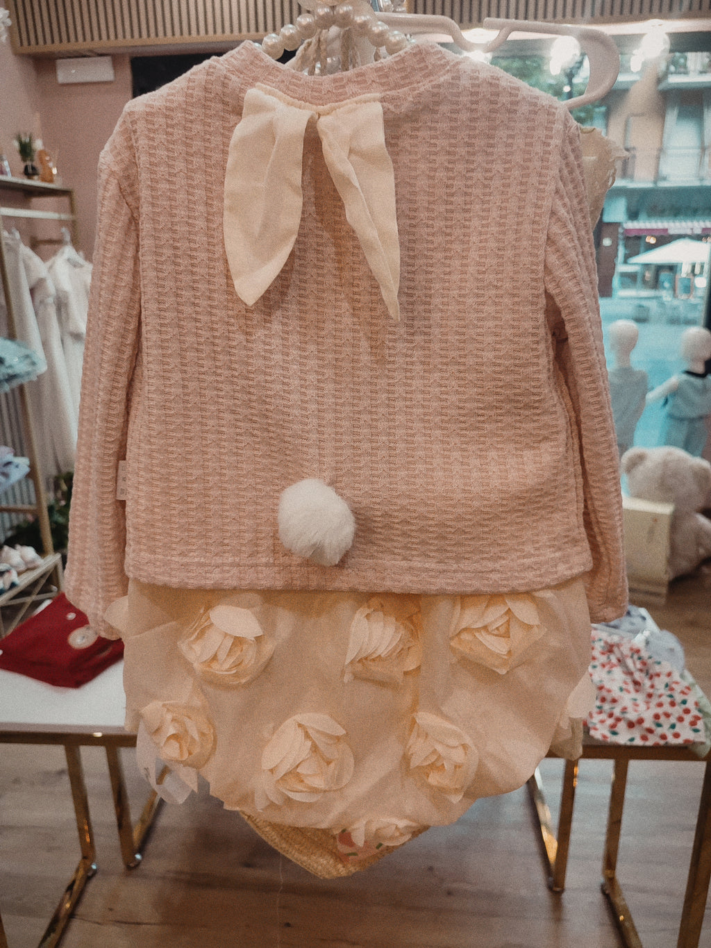 Set due pezzi composto da cardigan rosa con orecchie da coniglietto e fiocchi decorativi, abbinato a un abito 100% cotone