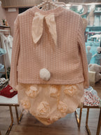 Set due pezzi composto da cardigan rosa con orecchie da coniglietto e fiocchi decorativi, abbinato a un abito 100% cotone