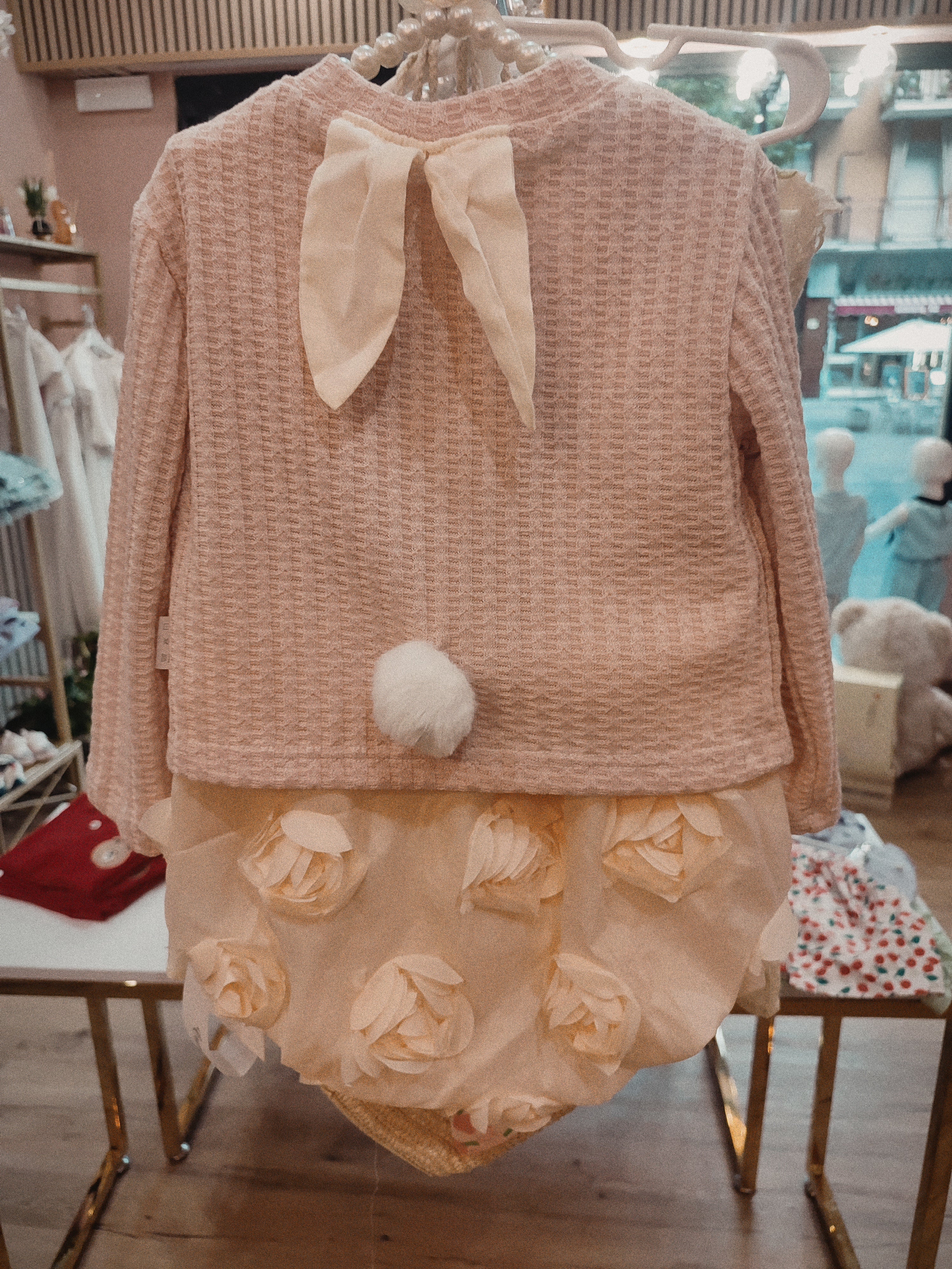 Set due pezzi composto da cardigan rosa con orecchie da coniglietto e fiocchi decorativi, abbinato a un abito 100% cotone