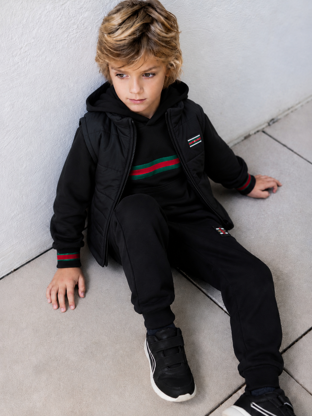 felpa con cappuccio + pantalone jogger + gilet leggero