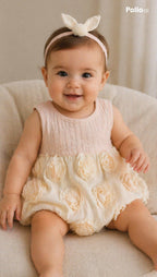 Set due pezzi composto da cardigan rosa con orecchie da coniglietto e fiocchi decorativi, abbinato a un abito 100% cotone