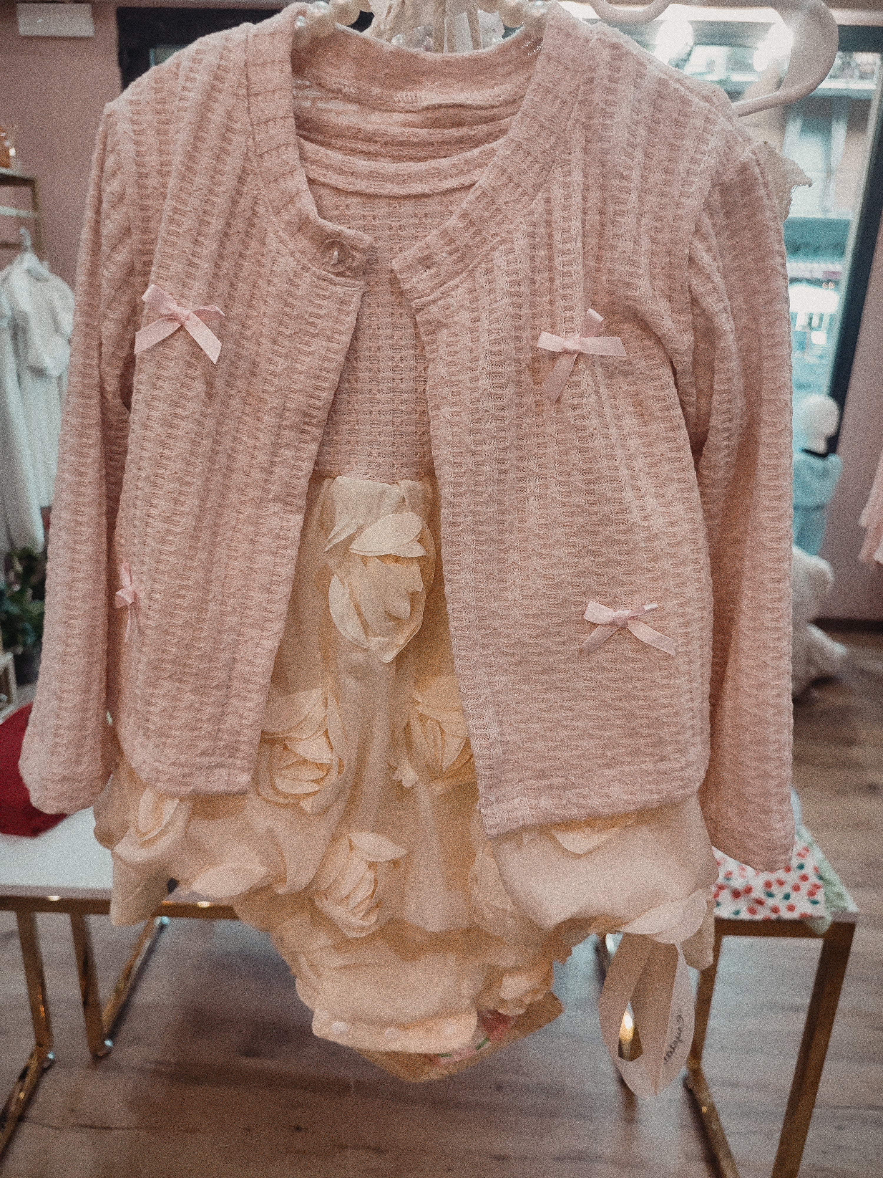 Set due pezzi composto da cardigan rosa con orecchie da coniglietto e fiocchi decorativi, abbinato a un abito 100% cotone