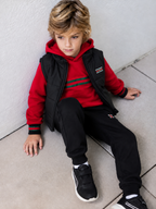 felpa con cappuccio + pantalone jogger + gilet leggero