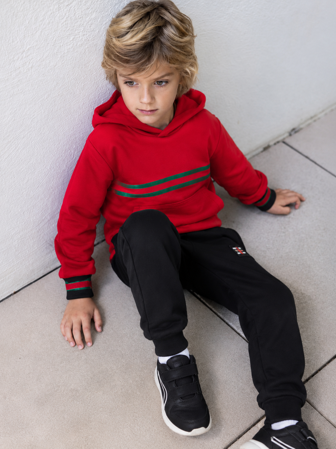 felpa con cappuccio + pantalone jogger + gilet leggero