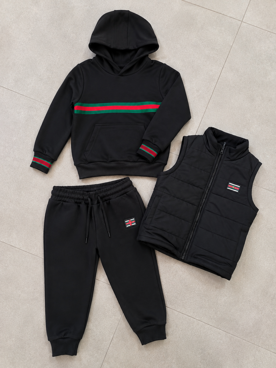 felpa con cappuccio + pantalone jogger + gilet leggero