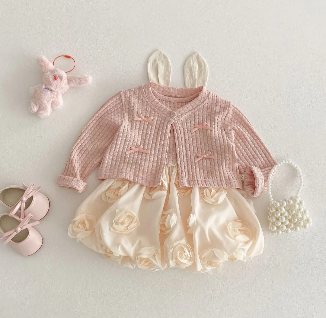 Set due pezzi composto da cardigan rosa con orecchie da coniglietto e fiocchi decorativi, abbinato a un abito 100% cotone